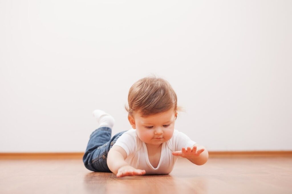 baby crawling 452200335 1255x837