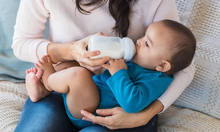 bottle feeding newborn